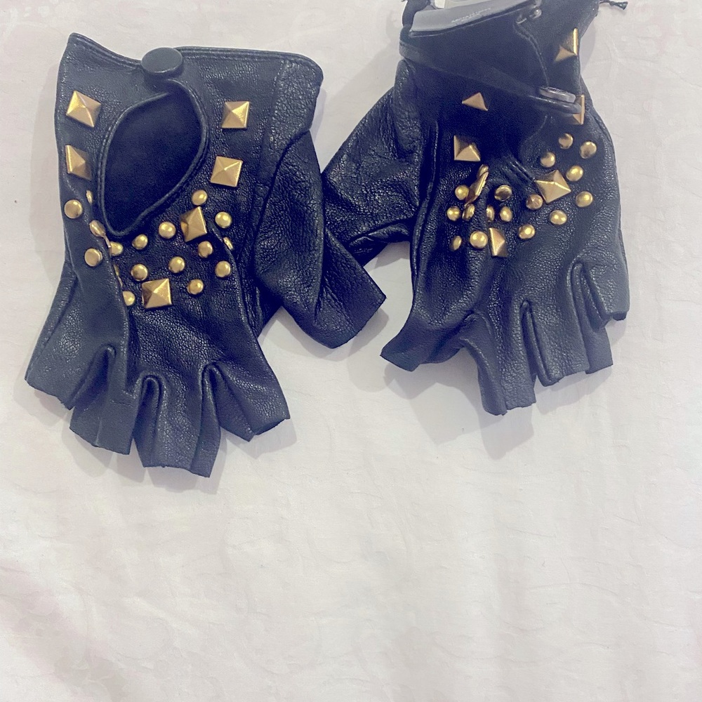 Small bebe black with gold studs gloves